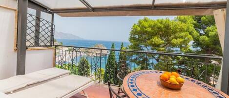 Apartment, Balcony, City View | Outdoor dining