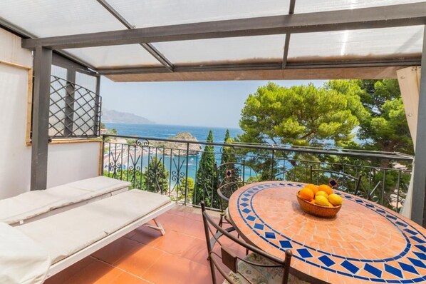 Apartment, Balcony, City View | Outdoor dining