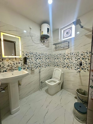 Dusche, Handtücher, Seife, Toilettenpapier