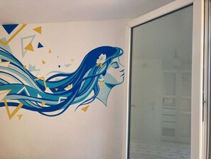 A wall with a mural of a woman's profile and flowing lines. - Entire House at your disposal (Marseille)