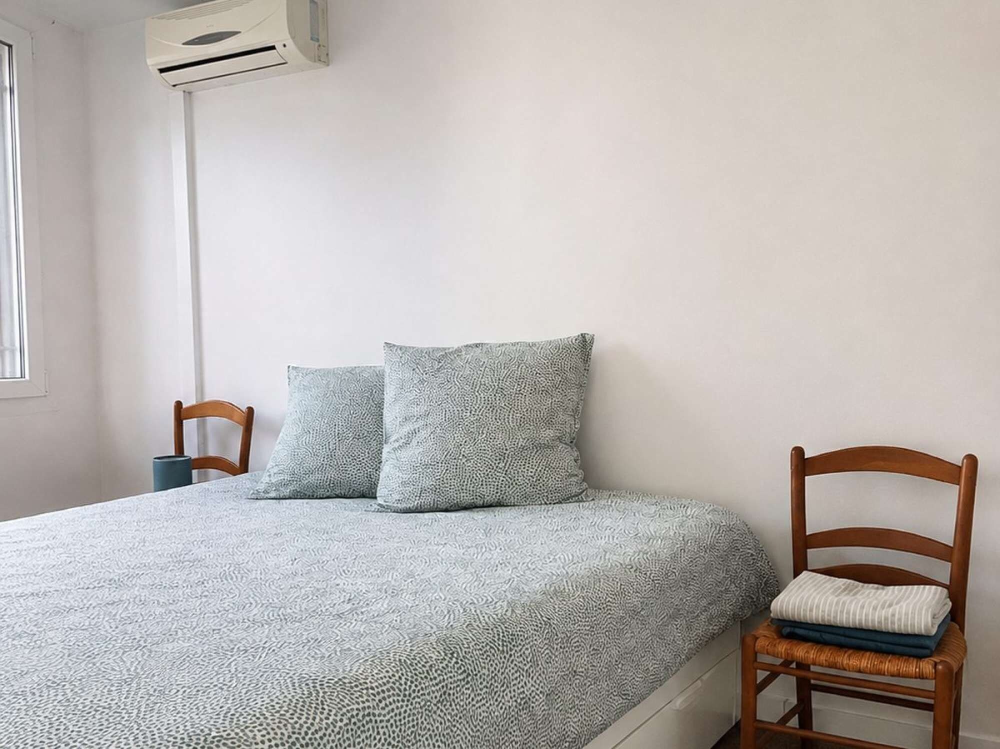2 bedrooms, desk, WiFi, bed sheets