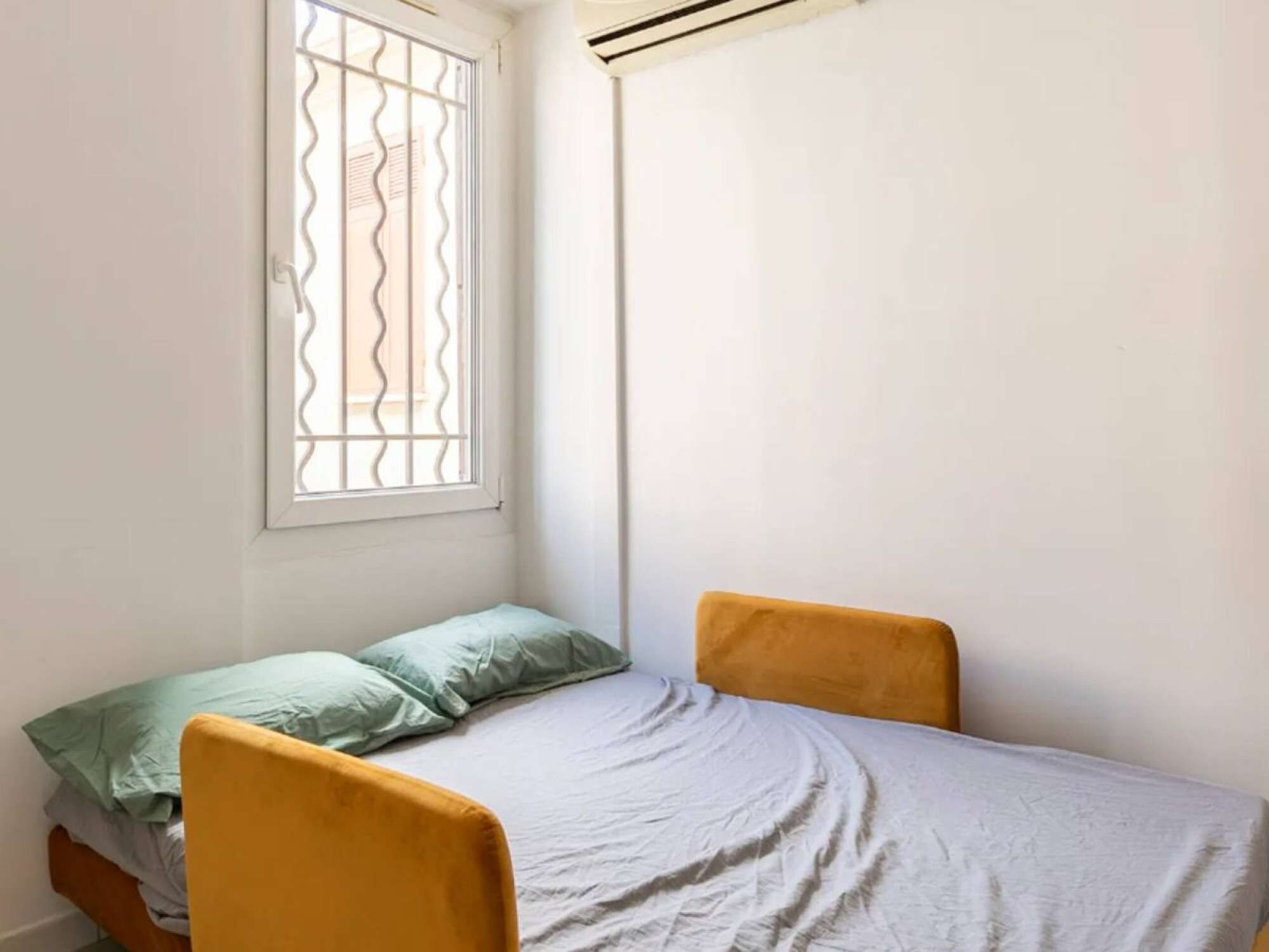 2 bedrooms, desk, WiFi, bed sheets
