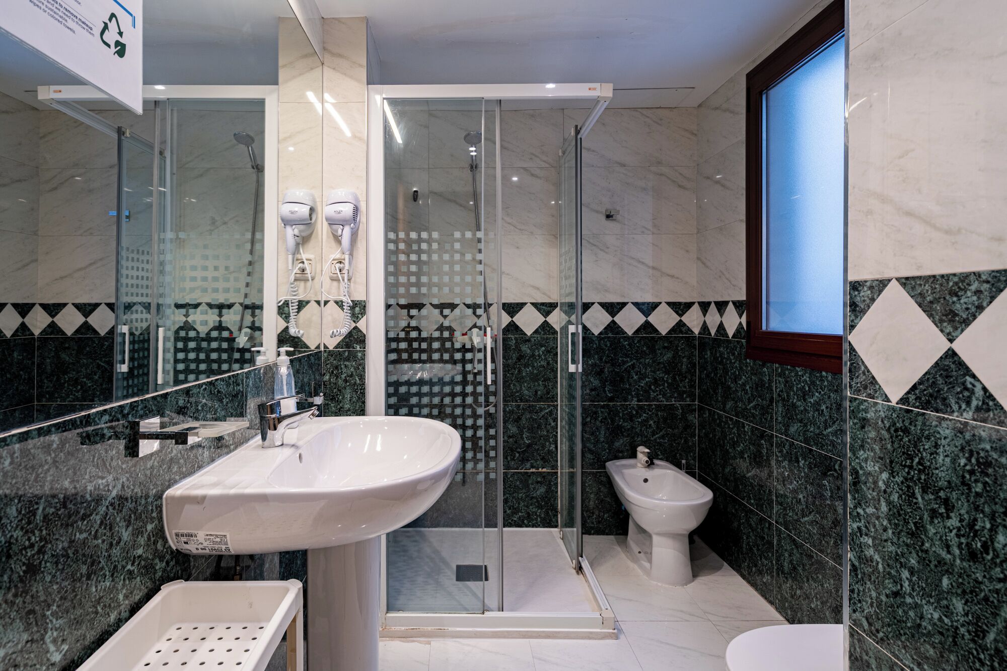 Doccia, asciugacapelli, bidet, asciugamani