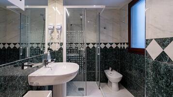 Doccia, asciugacapelli, bidet, asciugamani