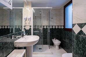 Doccia, asciugacapelli, bidet, asciugamani