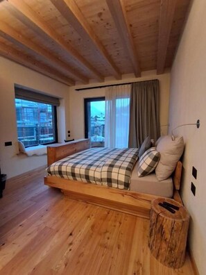 Doppelzimmer, Balkon, Bergblick | Zimmersafe, Verdunkelungsvorhänge, kostenloses WLAN