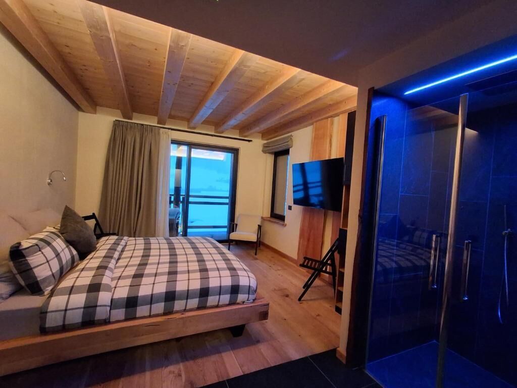 Doppelzimmer, Balkon, Bergblick | Zimmersafe, Verdunkelungsvorhänge, kostenloses WLAN