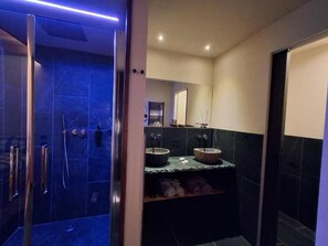 Doppelzimmer, Balkon, Bergblick | Badezimmer | Hausschuhe