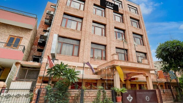 Un edificio de varios pisos con un letrero que indica que es un hotel.
