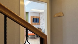 Habitación triple, balcón, vista al valle | Interior