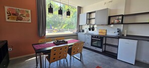 Kühlschrank, Ofen, Herdplatte, Wasserkocher mit Kaffee-/Teezubehör