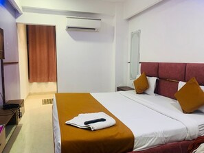 Deluxe Room | Desk, free WiFi - SoonStay Elite Residency (Indore)