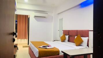 Deluxe Room | Desk, free WiFi