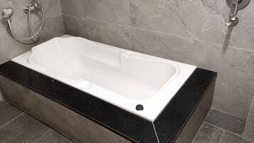 Luxury Suite | Bathroom | Shower, towels