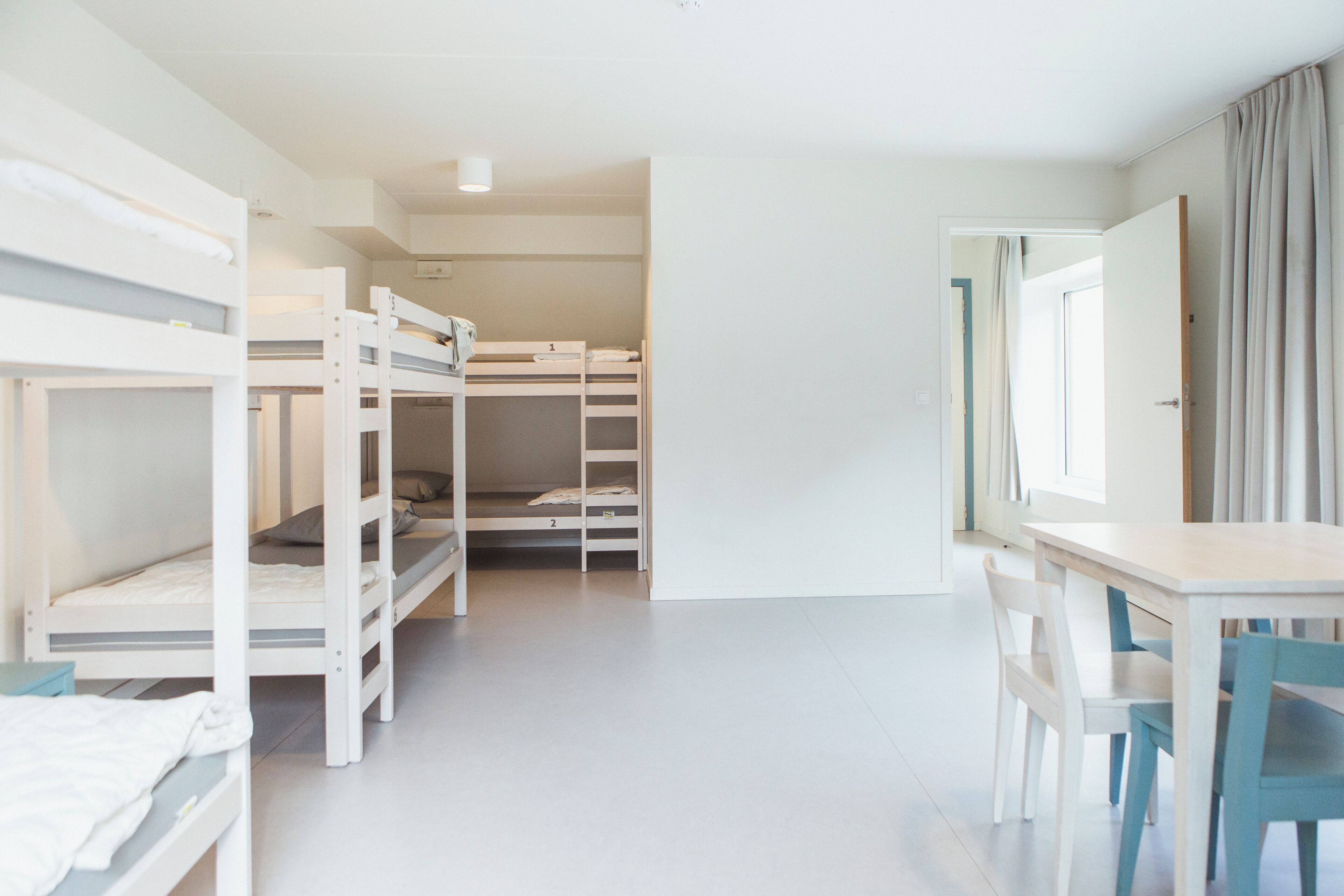 Cofres nos quartos, cortinas blackout, quartos à prova de som