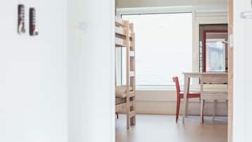 Een kamer met een stapelbed, een bureau en een stoel.