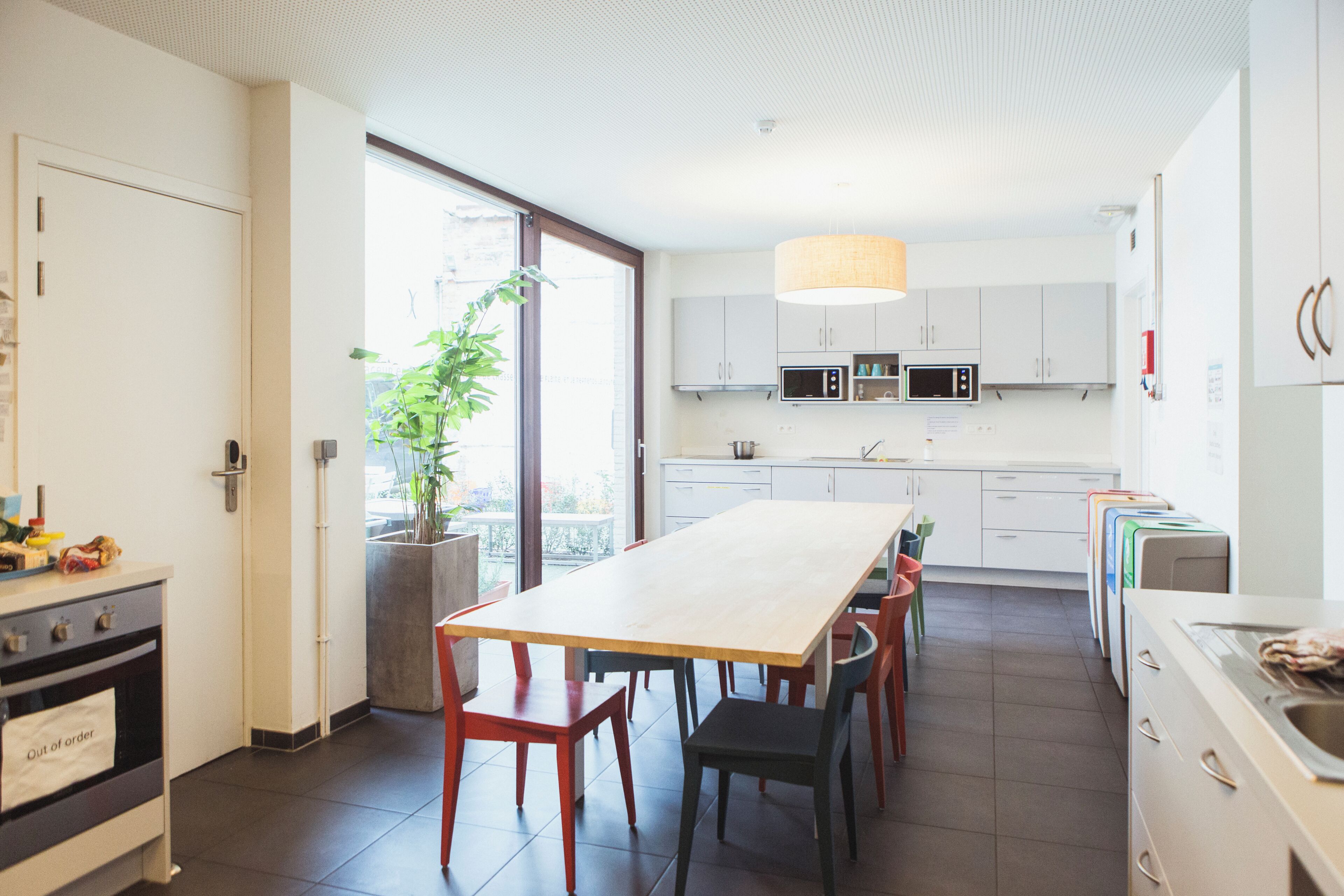 Una cucina moderna con un tavolo da pranzo, sedie e un'ampia finestra.