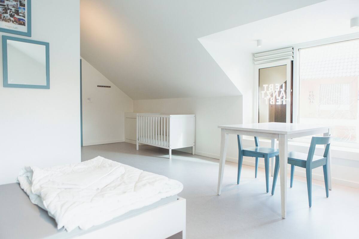 Kahden hengen comfort-huone (kaksi sänkyä), oma kylpyhuone | Tallelokero huoneessa, pimennysverhot, äänieristys, ilmainen Wi-Fi