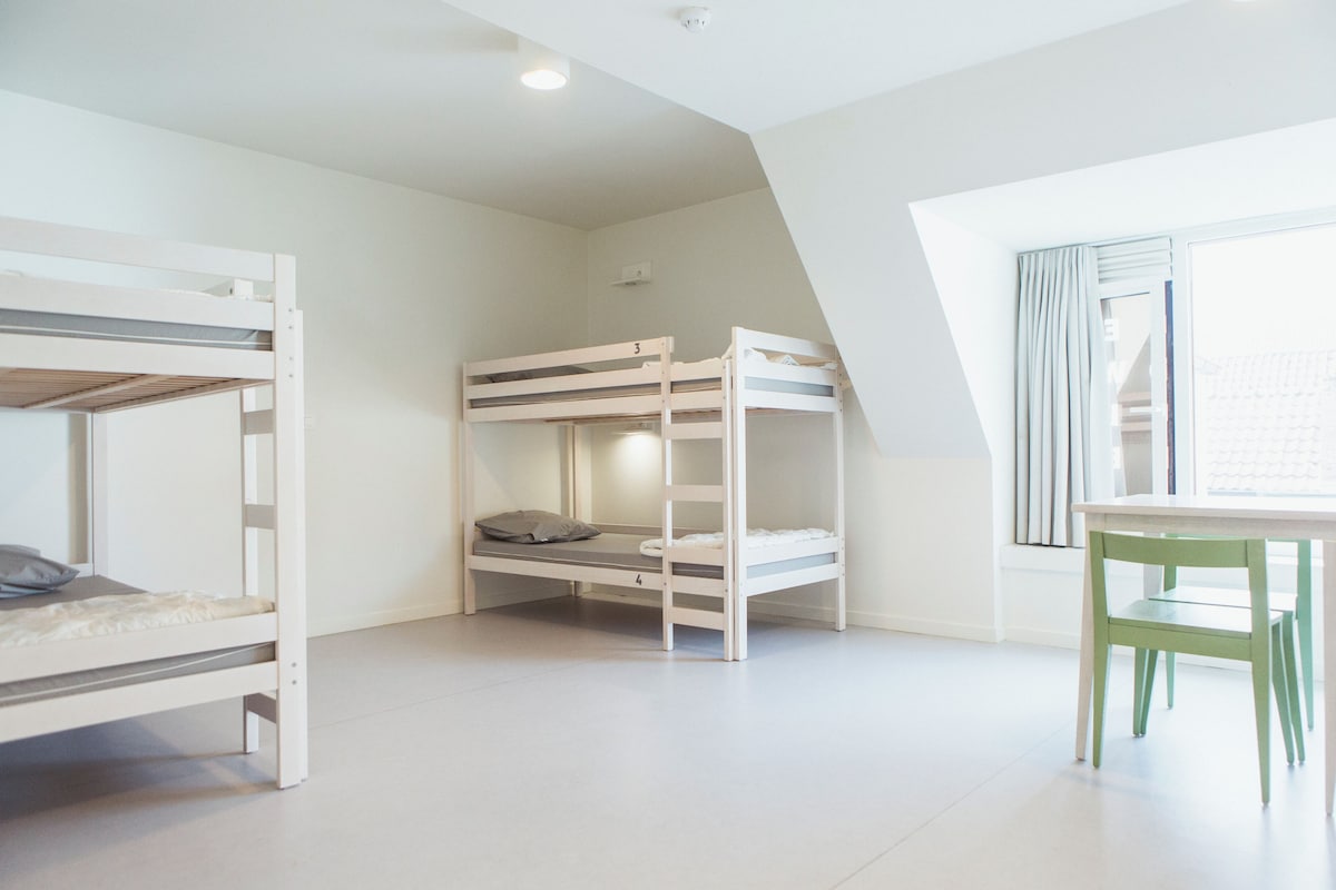Edredons de pluma, cofres nos quartos, cortinas blackout