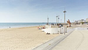 A beach with a promenade, a large sculpture, and a view of the sea. - Breathtaking ocean view, stay for 2 (Saint-Gilles-Croix-de-Vie)