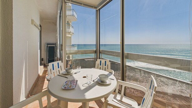 A balcony with a table and chairs, overlooking the ocean. - Breathtaking ocean view, stay for 2 (Saint-Gilles-Croix-de-Vie)