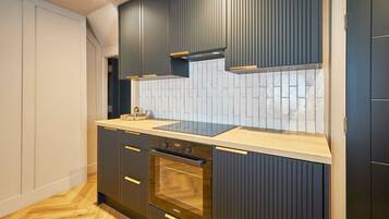 Coffee/tea maker, fridge, microwave, oven