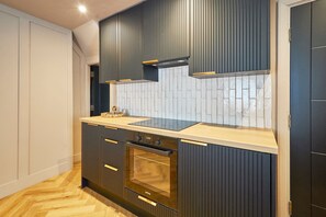 Wasserkocher mit Kaffee-/Teezubehör, Kühlschrank, Mikrowelle, Ofen