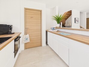 Wasserkocher mit Kaffee-/Teezubehör, Kühlschrank, Mikrowelle, Ofen