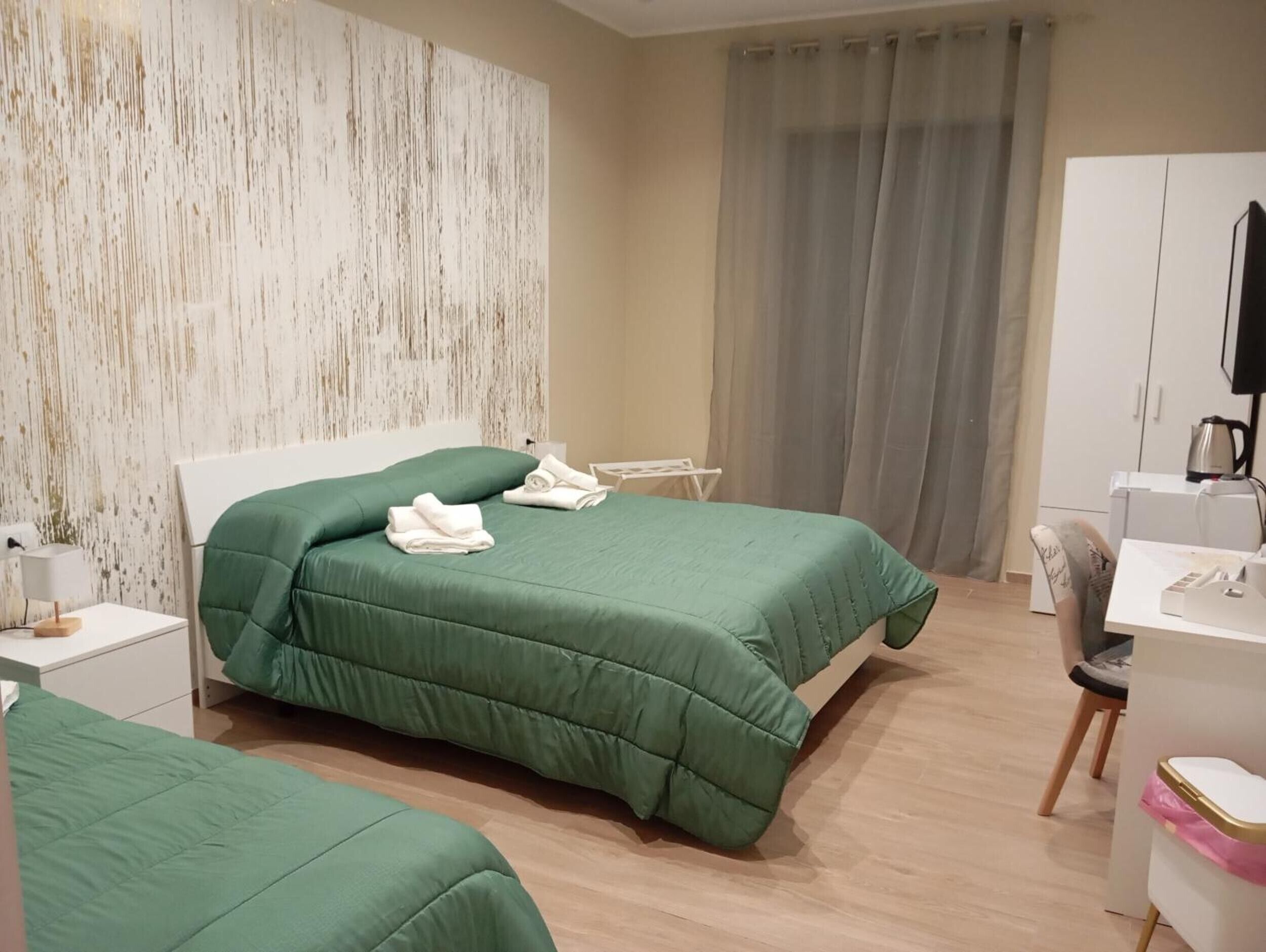 WiFi, bed sheets