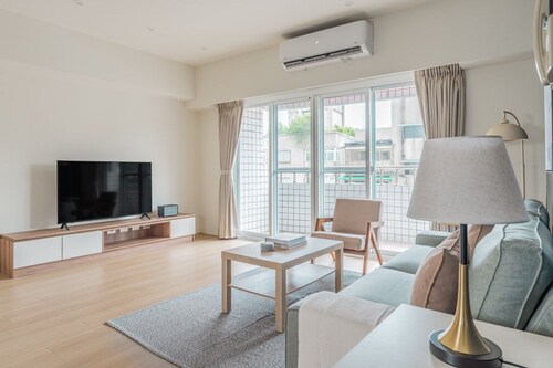 Blueground | Jingxin District, balcony, nr park (TPE-5)