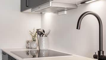 Kühlschrank, Ofen, Geschirrspüler, Wasserkocher mit Kaffee-/Teezubehör
