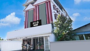 Un hotel con un cartello ben visibile, ampie finestre e un design architettonico moderno.