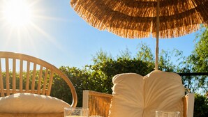 A breakfast setup with croissants, fruit, coffee, and orange juice on a table under an umbrella. - Panoramic sea view • Swimming pool • Terrace • Tennis court • Parking • Cannes (Cannes)