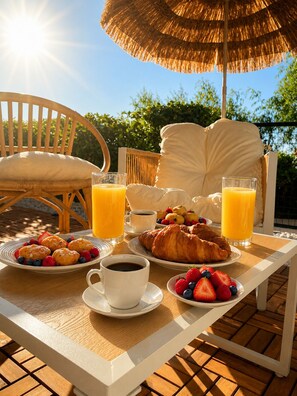 Outdoor dining - Panoramic sea view • Swimming pool • Terrace • Tennis court • Parking • Cannes (Cannes)