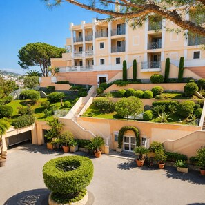 Exterior - Panoramic sea view • Swimming pool • Terrace • Tennis court • Parking • Cannes (Cannes)