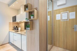 Wasserkocher mit Kaffee-/Teezubehör, Kühlschrank, Mikrowelle, Herdplatte