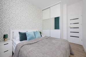1 bedroom, iron/ironing board, travel cot, WiFi - Comfortable Apartment in Warsaw for 4 Guests with Balcony by Noclegi Renters (Warszawa)