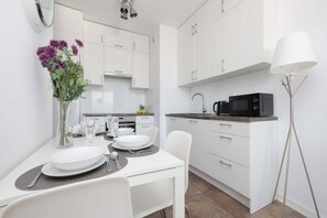 Fridge, microwave, oven, stovetop - Comfortable Apartment in Warsaw for 4 Guests with Balcony by Noclegi Renters (Warszawa)