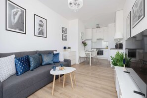 TV, offices - Comfortable Apartment in Warsaw for 4 Guests with Balcony by Noclegi Renters (Warszawa)