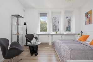 Tabla de planchar con plancha, cuna de viaje, wifi y ropa de cama
