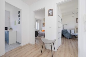 A modern apartment with a kitchen, dining area, and living room. - Spacious Apartment for 6 Guests with a Bathtub in Warsaw by Noclegi Renters (Warszawa)