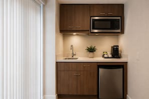 Chambre Économique | Cuisine privée | Réfrigérateur, micro-ondes, four, plaque de cuisson