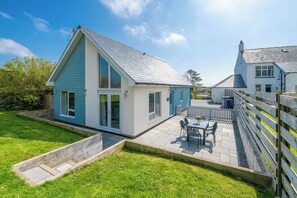 Outdoor dining - Moranedd Bach (Holyhead)