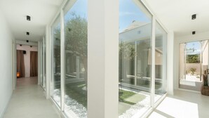 Un interior moderno con grandes puertas de cristal que dan a un jardín.