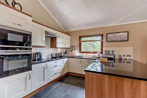 Wasserkocher mit Kaffee-/Teezubehör, Kühlschrank, Mikrowelle, Ofen