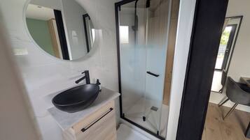 Een douche, handdoeken, toiletpapier