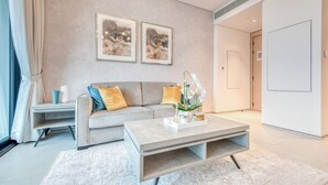 Ein modernes Wohnzimmer mit Sofa, Couchtisch und einem Kunstwerk an der Wand.