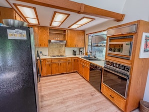 Coffee/tea maker, fridge, microwave, oven - Wilderness Edge | Hot Tub, Wifi, Fireplace (Packwood)
