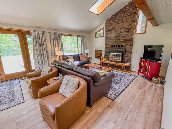 Smart TV, fireplace - Wilderness Edge | Hot Tub, Wifi, Fireplace (Packwood)