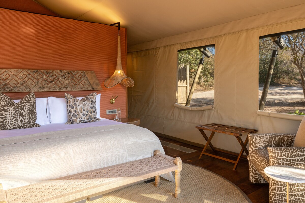 Luxury Bush Tents | Cofres nos quartos, ferros/tábuas de passar roupa, Wi-Fi de cortesia